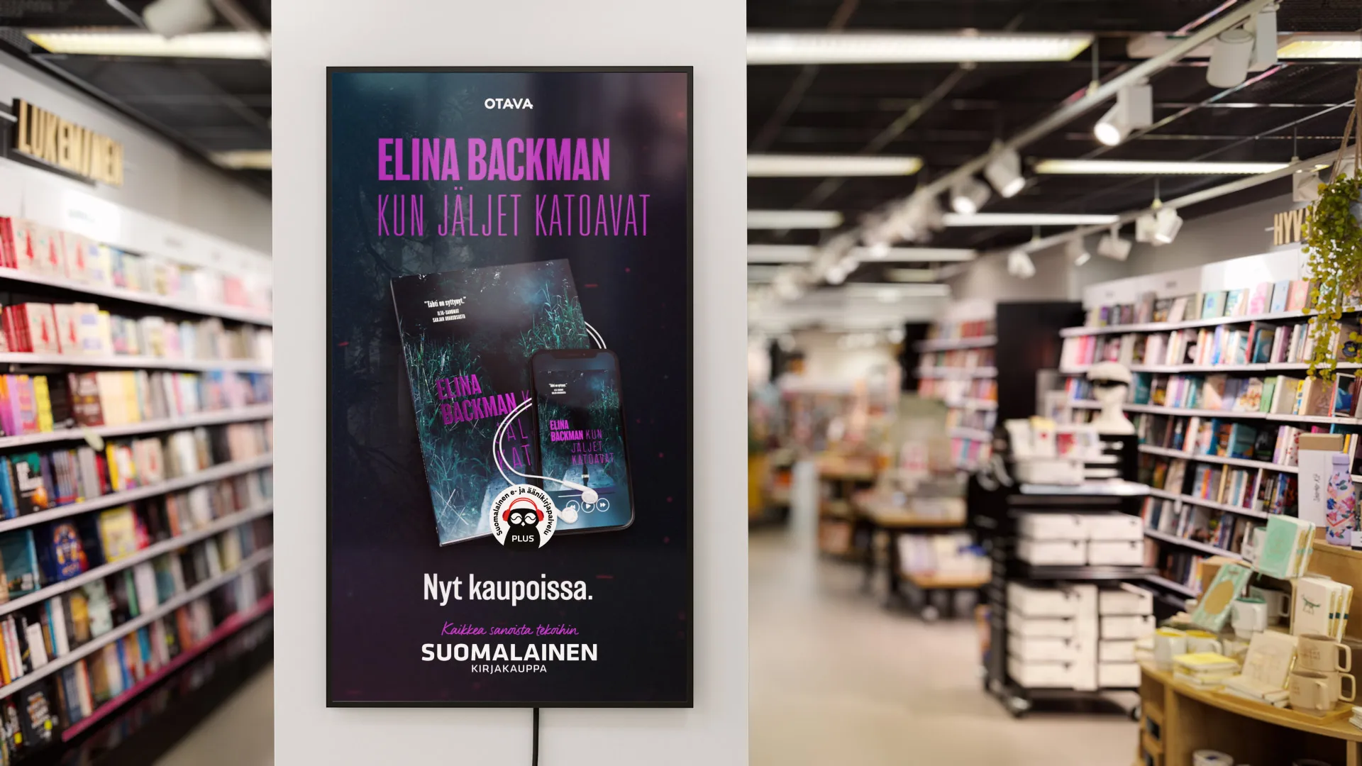 Myymälän digiscreen-mainos Kun jäljet katoavat -kirjalle Suomalaisessa Kirjakaupassa